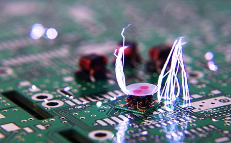 電子設備類工廠為什么必須穿防靜電安全鞋？